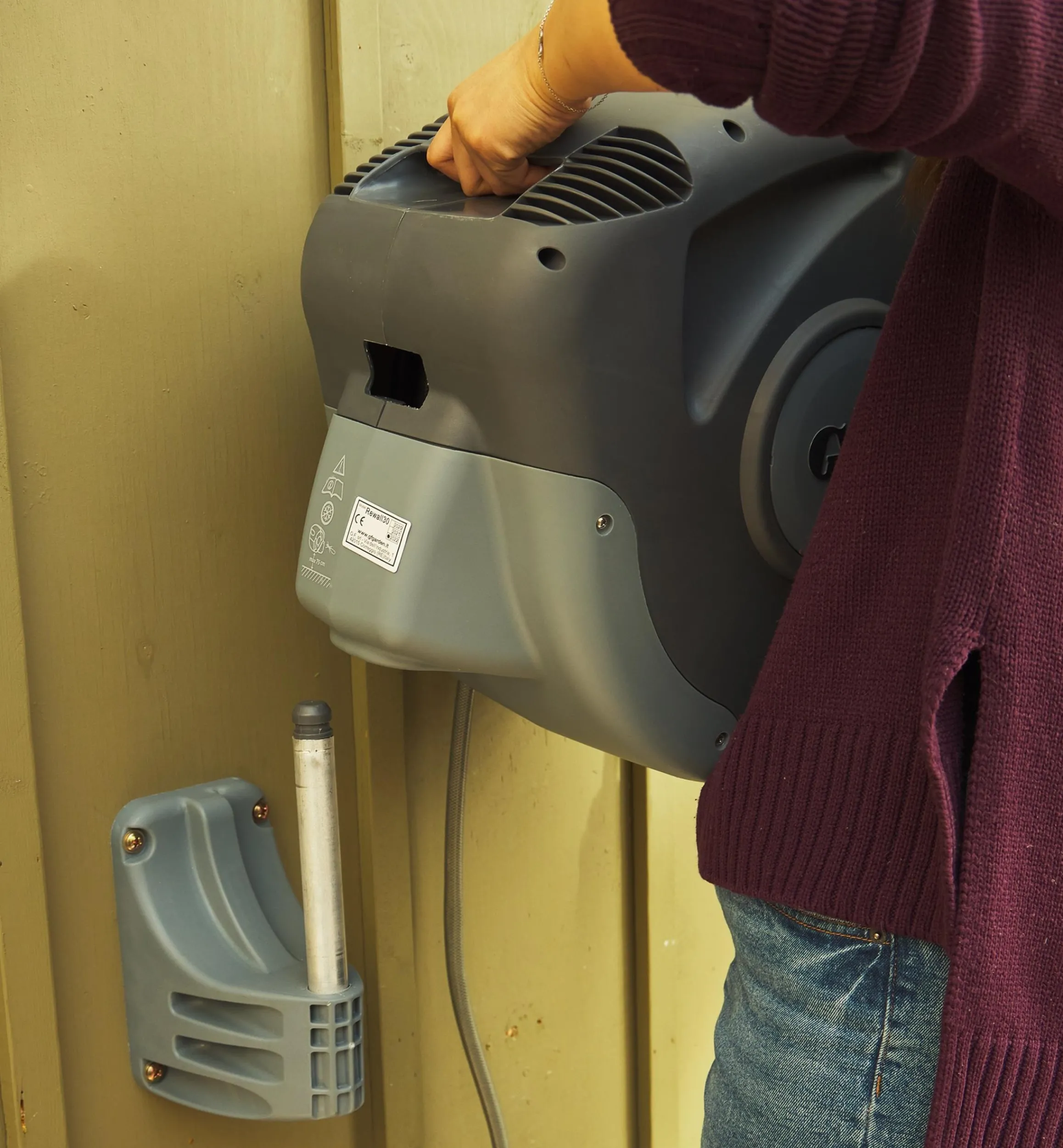 Lee Valley Hoses & Accessories>Auto-Retracting Hose Reel