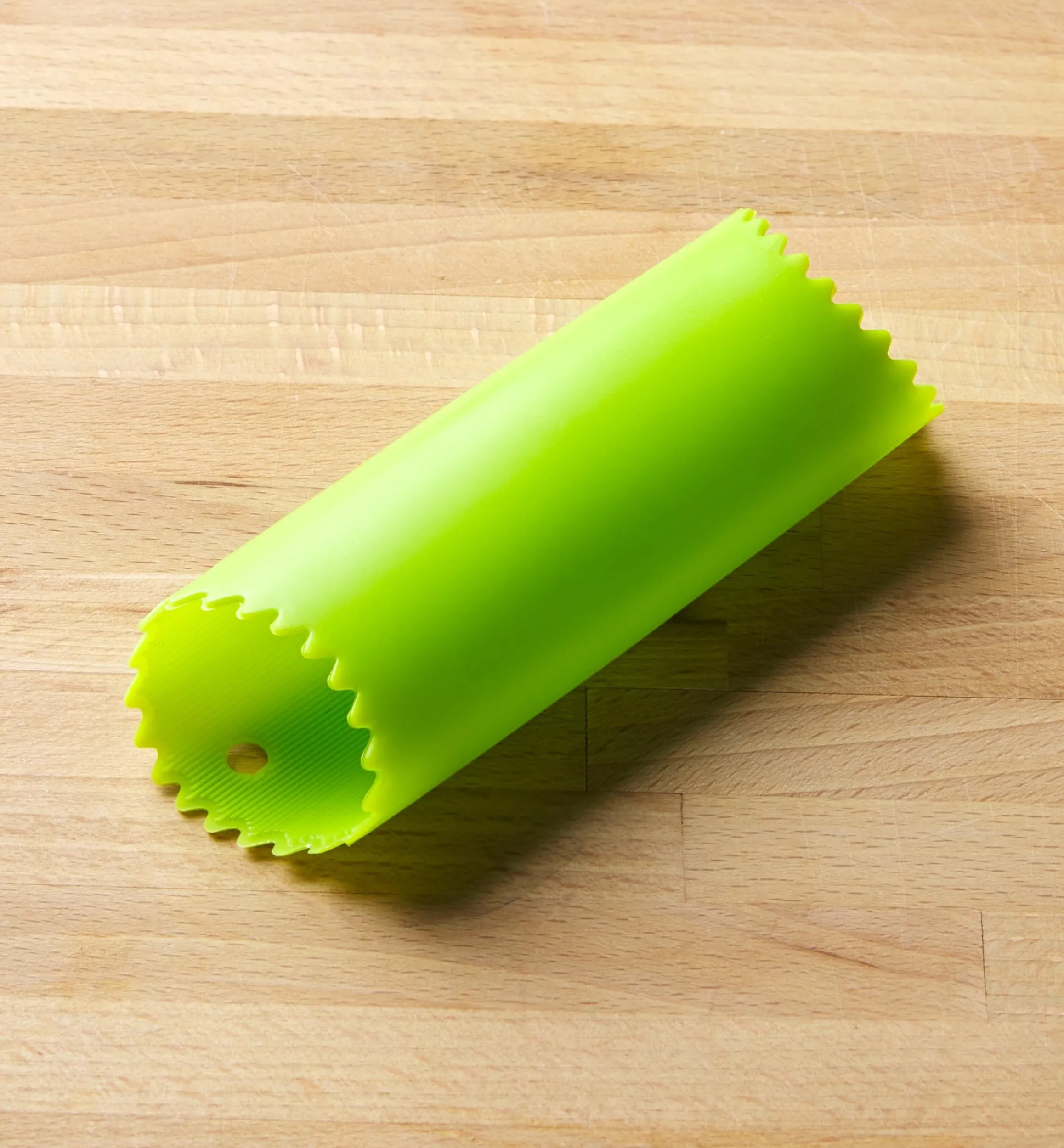 Lee Valley Peelers>Garlic Peeler
