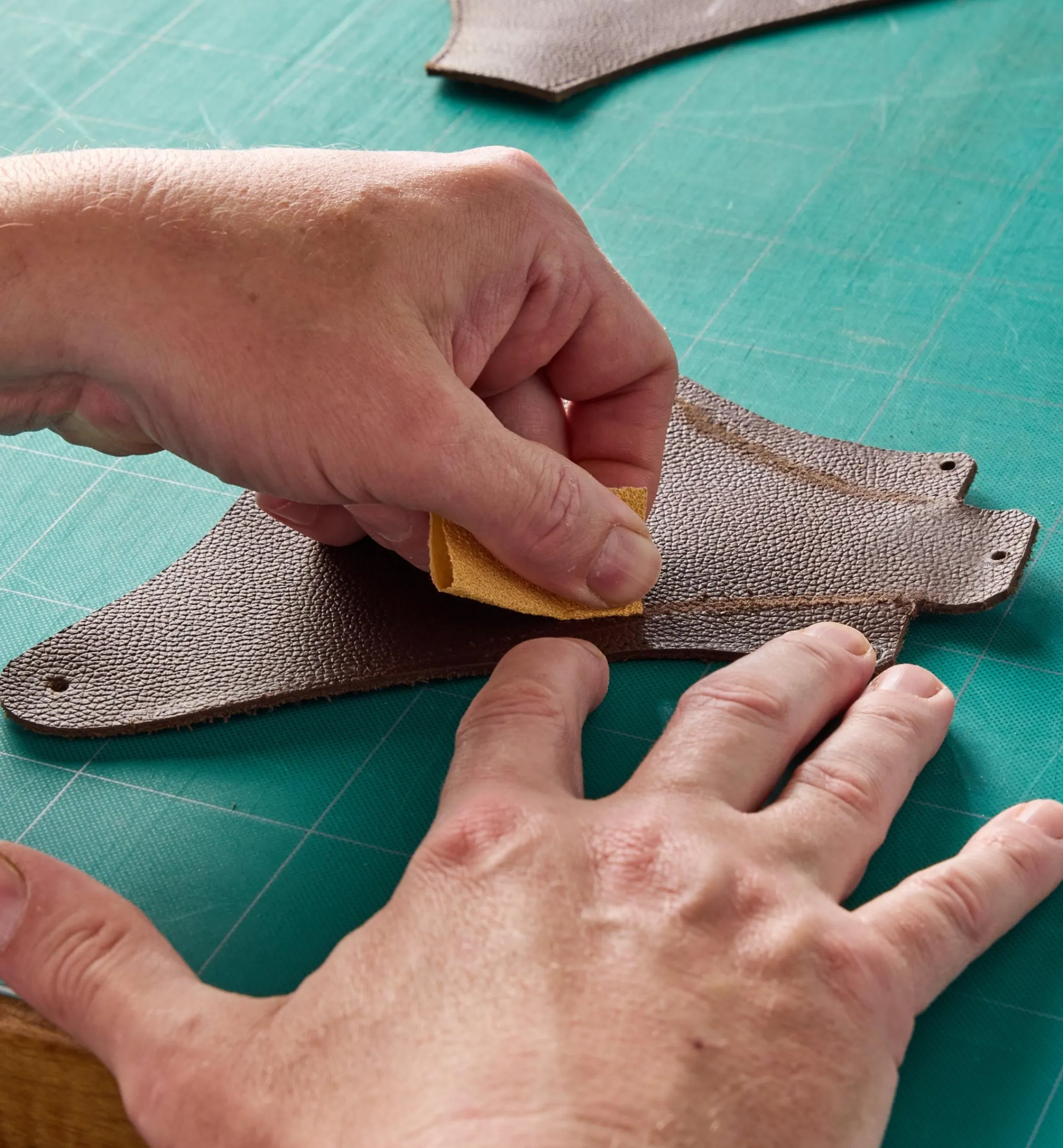 Lee Valley Supplies>Make It Yourself Gardener's Leather Tool Belt Kit