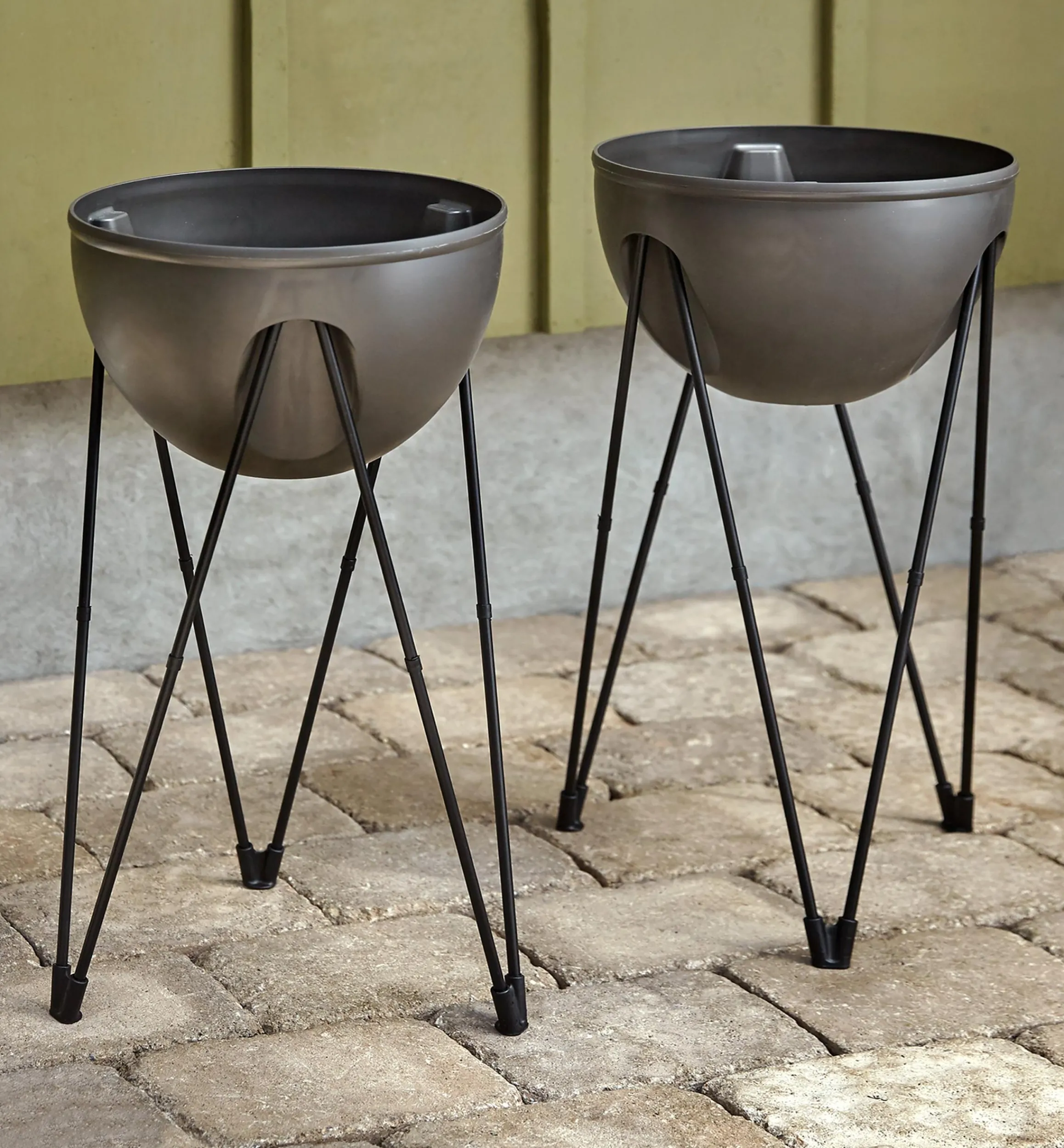 Lee Valley Container Gardening>Pair Of Self-Watering Tripod Planters