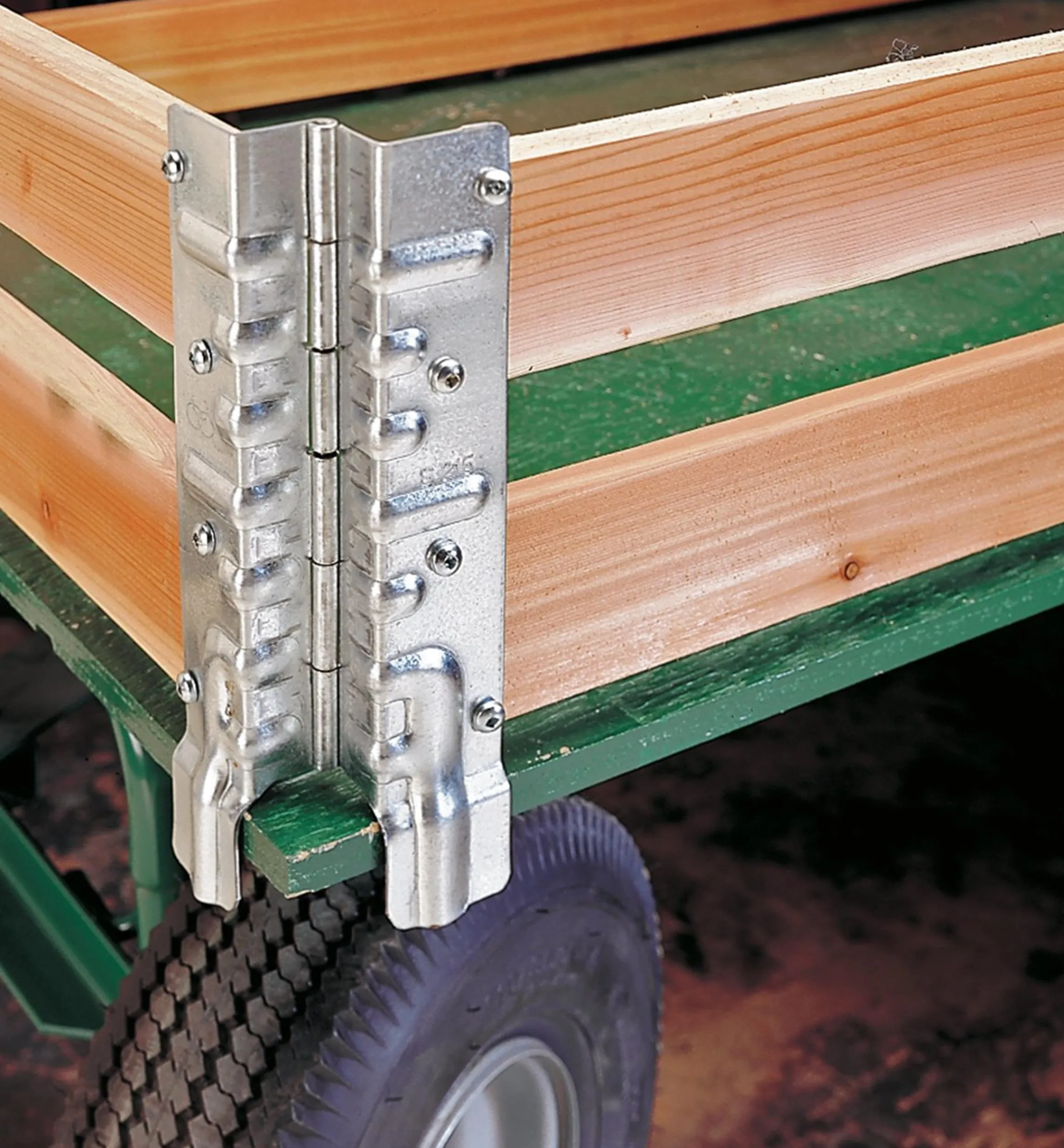 Lee Valley Container Gardening>Stacking Corners For Raised-Bed Or Wagon Construction