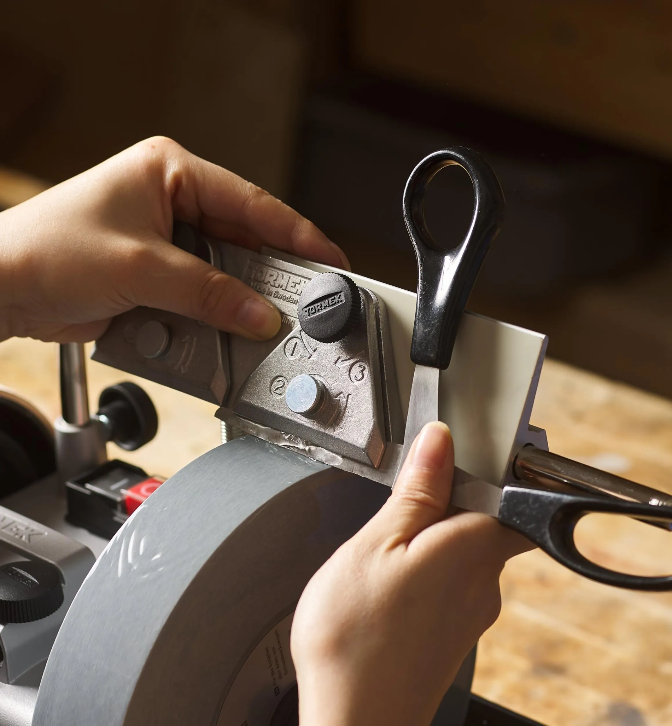 Lee Valley Sharpening>Tormek Scissors Jig