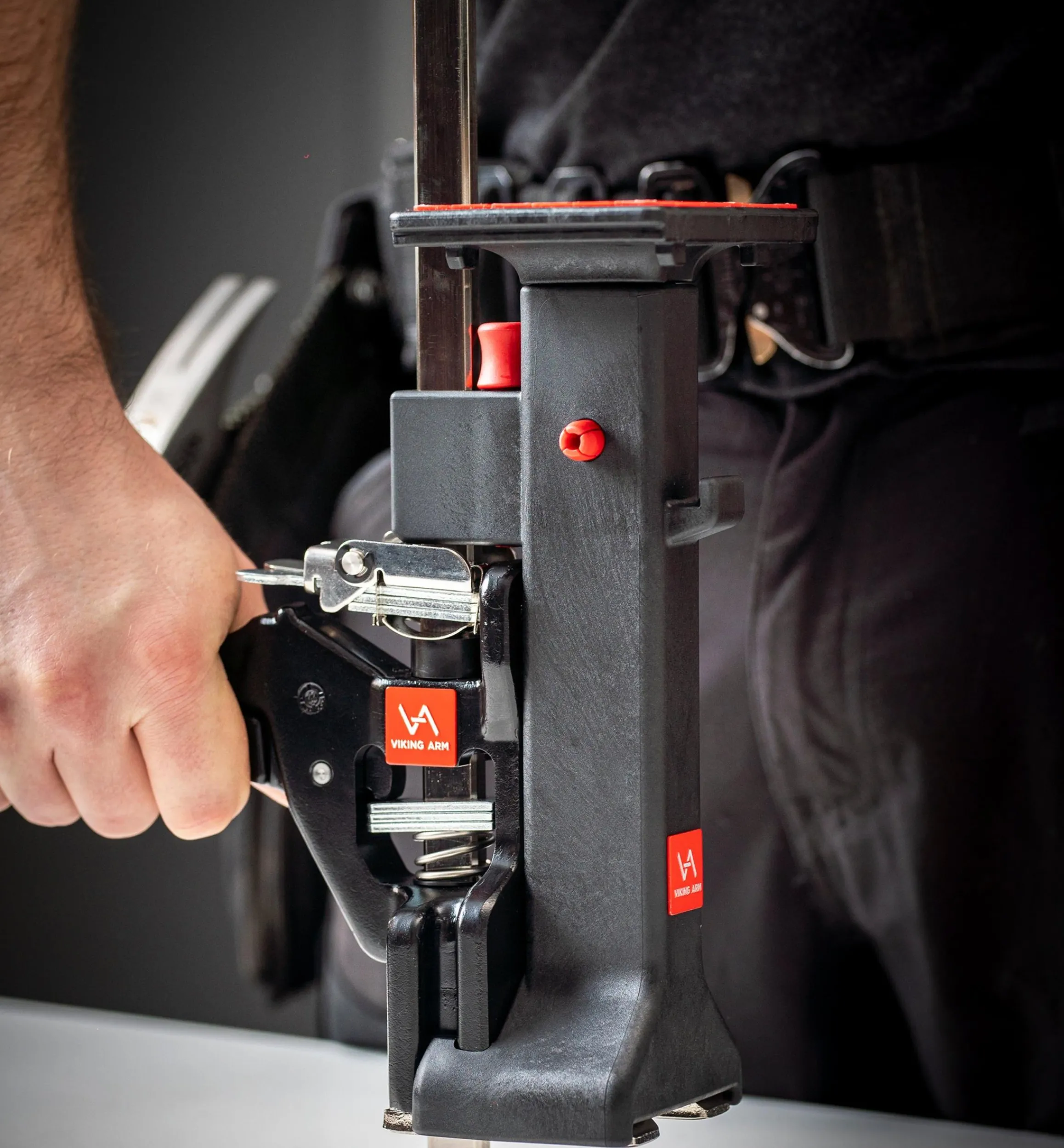 Lee Valley Workshop>Viking Arm Cabinet Installation Kit